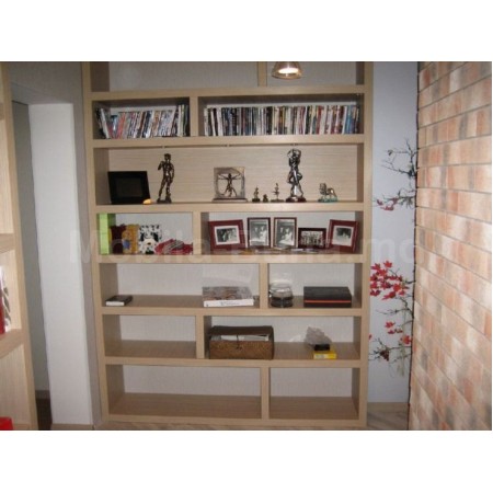 Книжный шкаф, предметы декора А-12