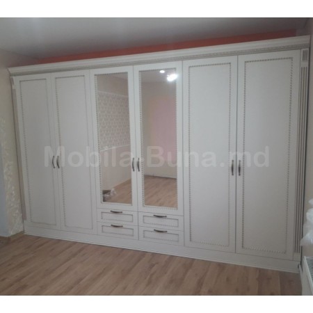 Шкаф-витрина в классическом стиле А-18